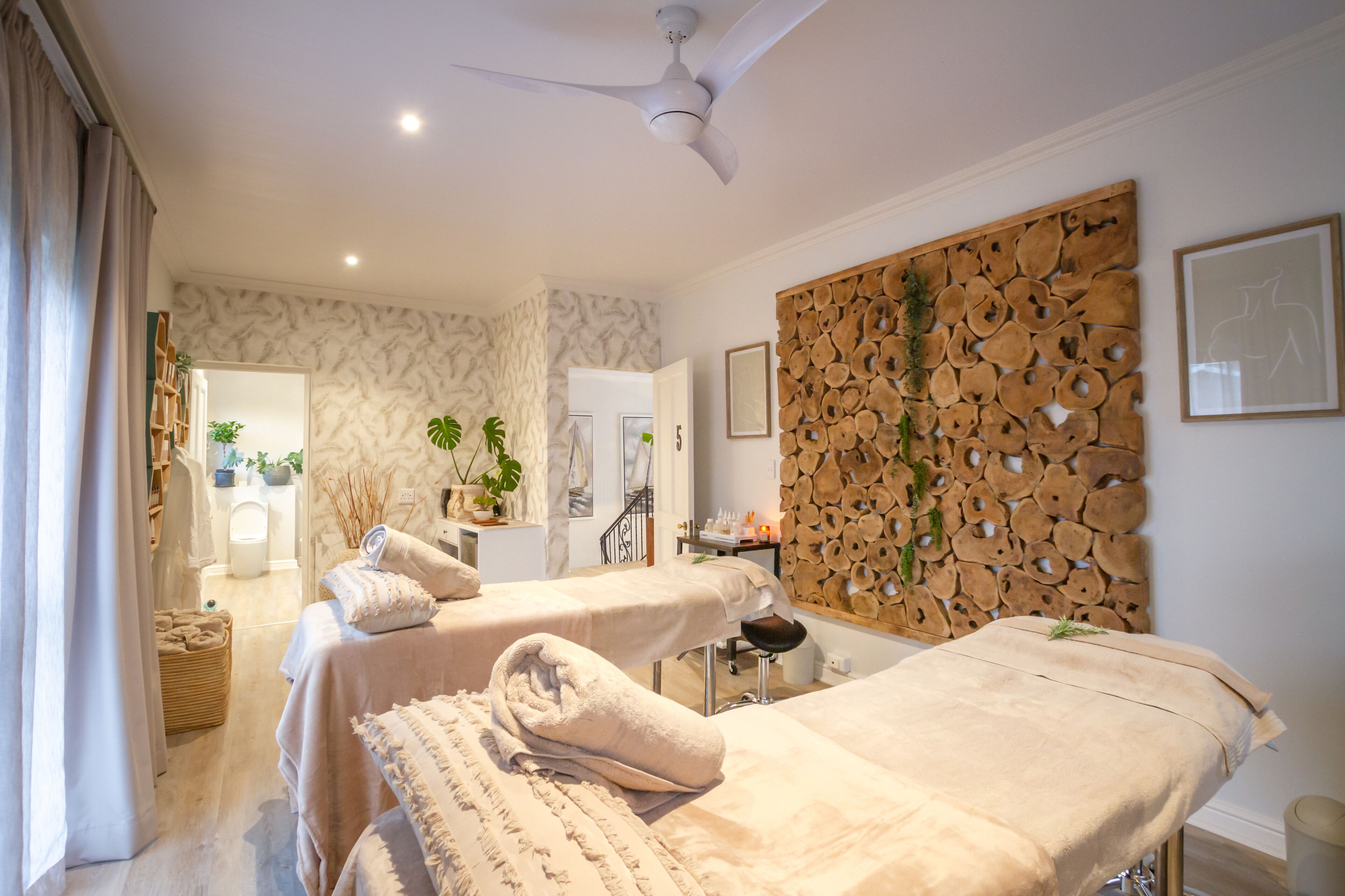 Parihoitohuone(ita), vartalohoitoja, kuumakivihierontaa