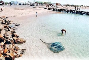 Una playa cerca, arena blanca