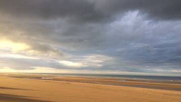 Vlak bij het strand, ligstoelen