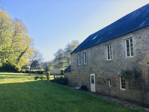 المنشأة من الخارج