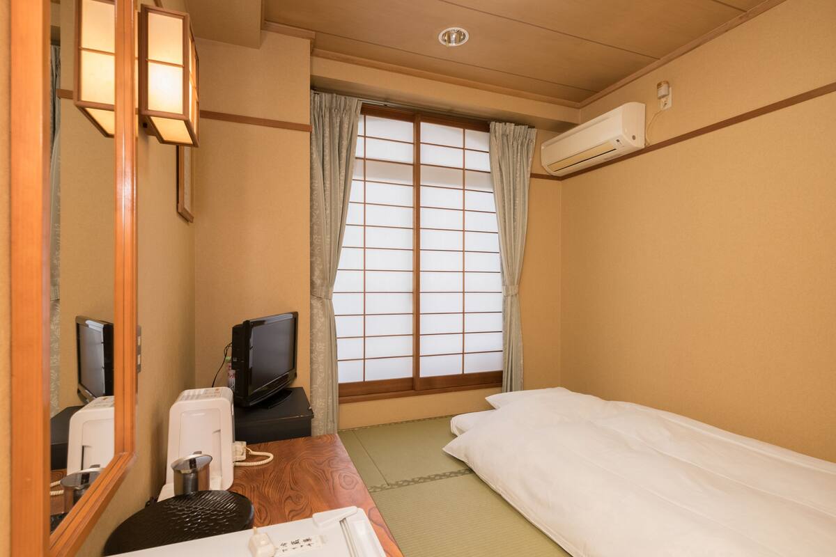 Free WiFi, bed sheets