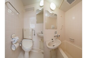 Combined shower/bathtub, free toiletries, hair dryer, slippers