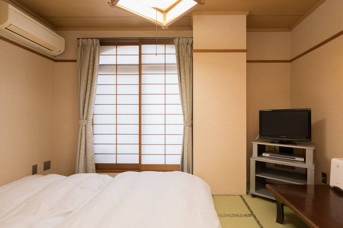 Free WiFi, bed sheets