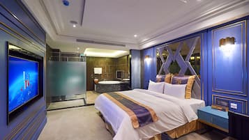 Garage room(Check in time 8pm) | Minibar, blackout drapes, soundproofing, WiFi (free)