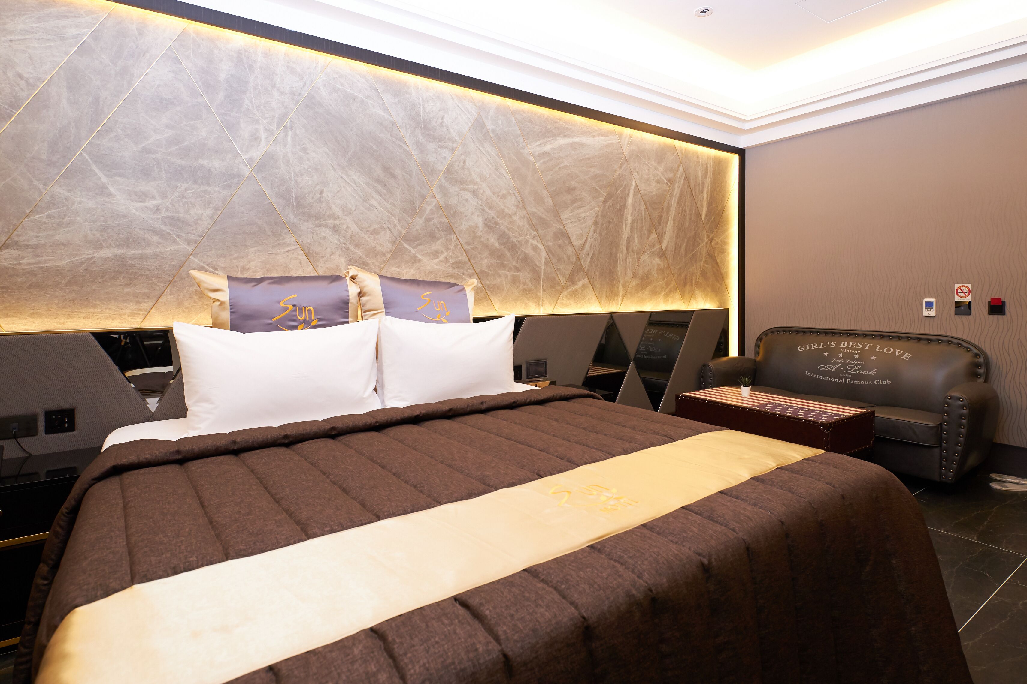 business room | minibar, individually furnished, blackout curtains, soundproofing