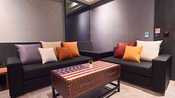Six-person room | Minibar, blackout drapes, soundproofing, WiFi (free)