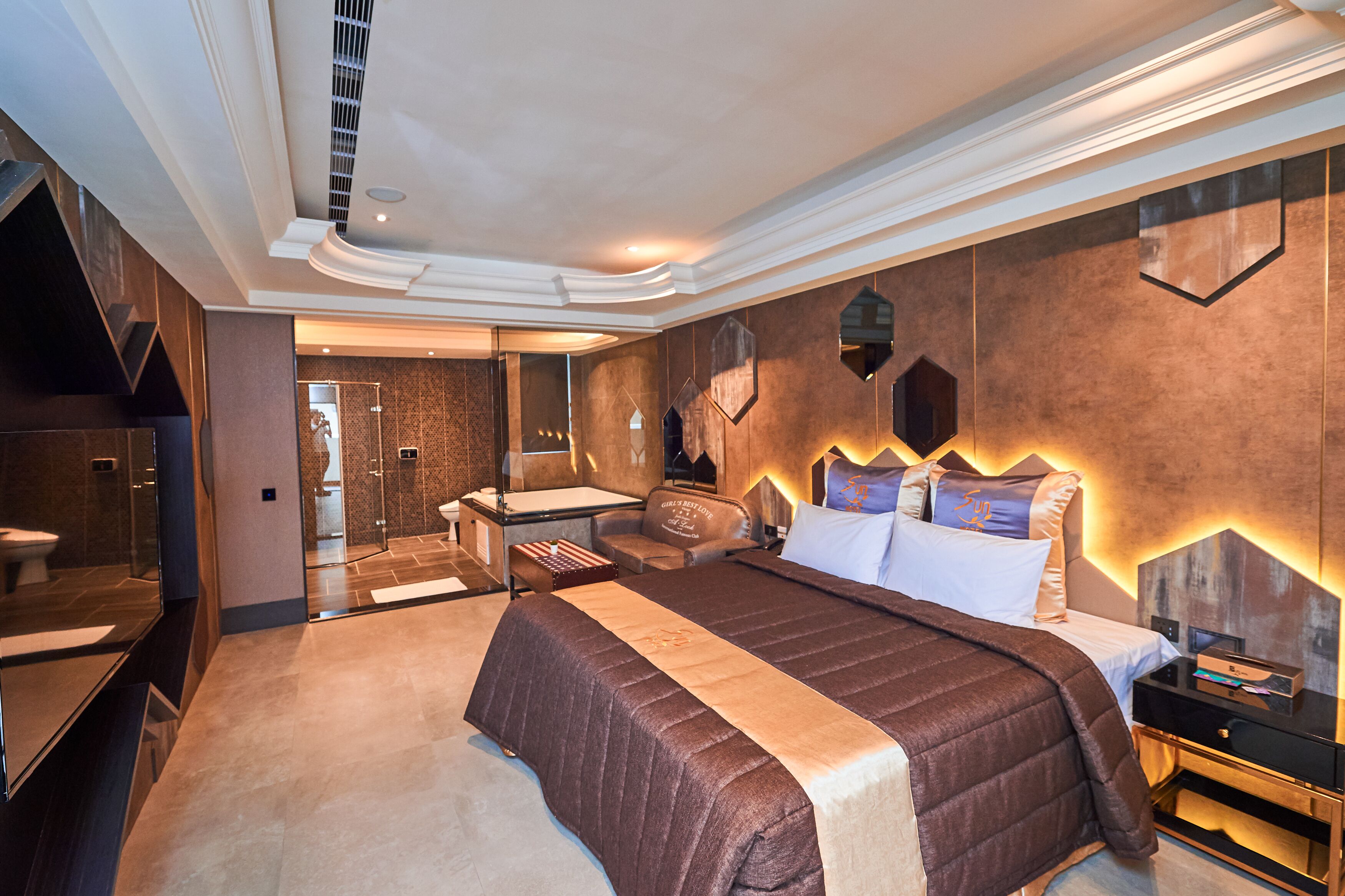 business room | minibar, individually furnished, blackout curtains, soundproofing