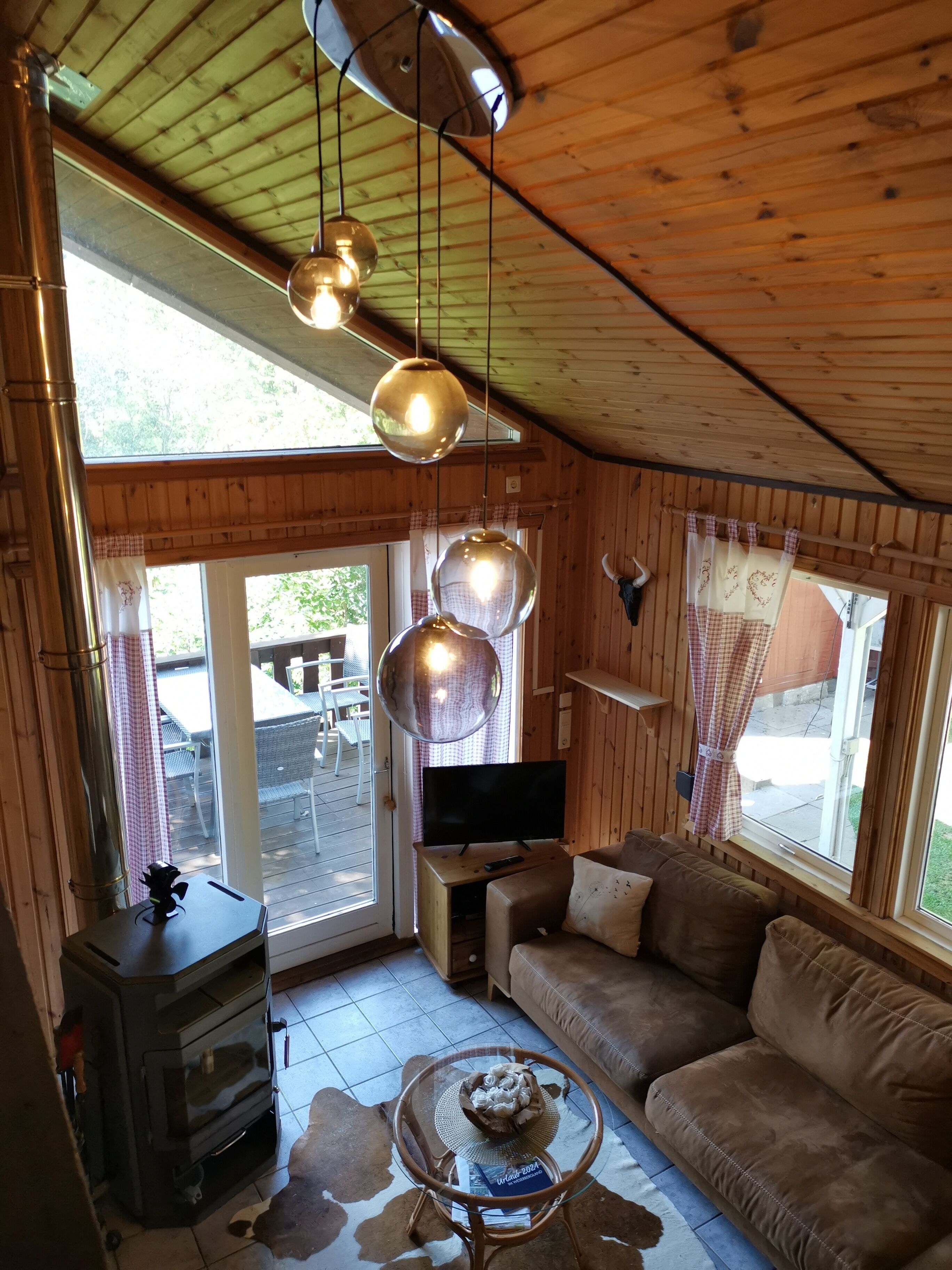 Fernseher, Kamin, DVD-Player, Bücher