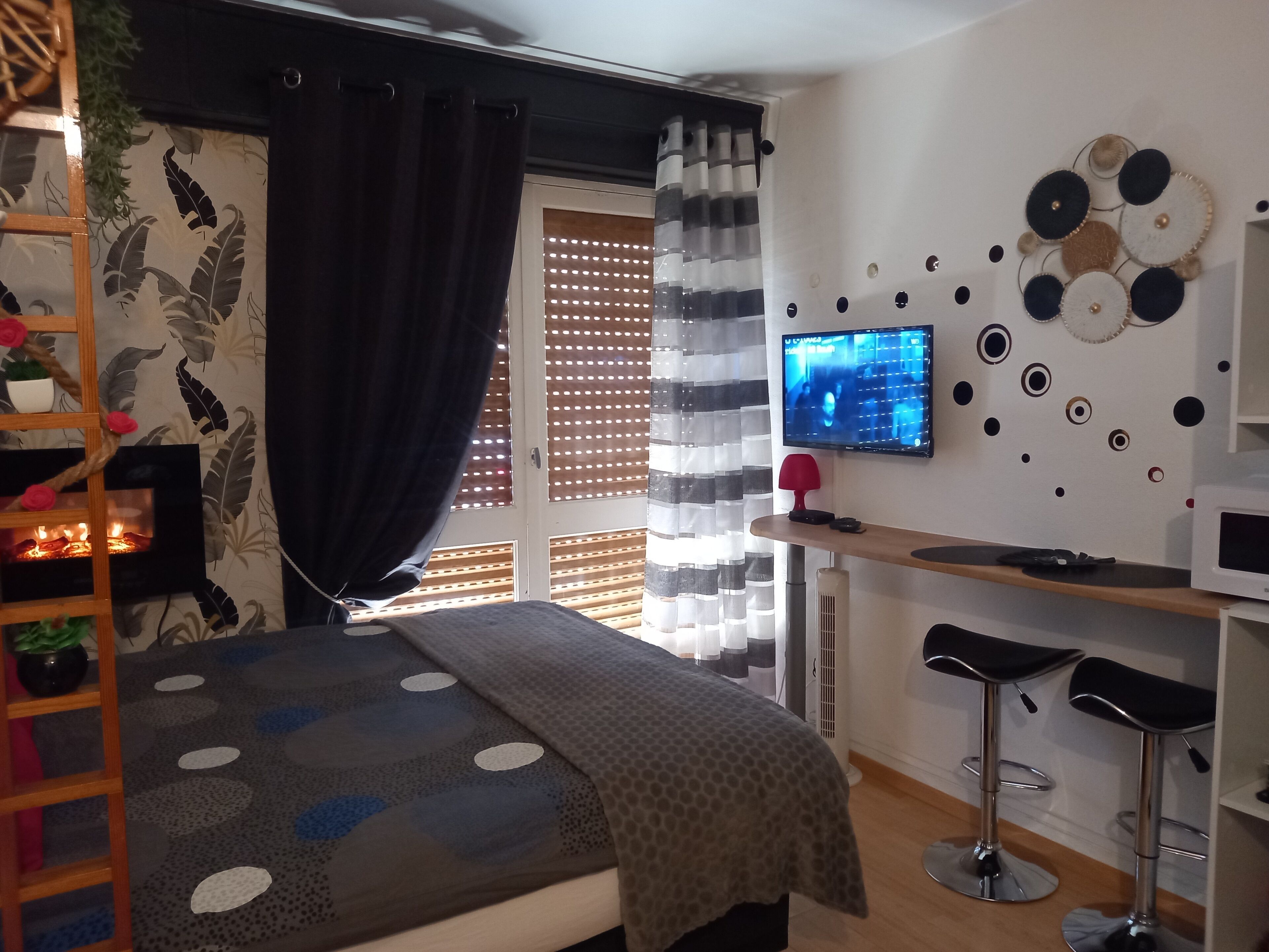 Tabla de planchar con plancha, wifi y ropa de cama 