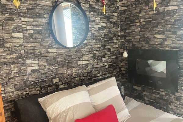 Tabla de planchar con plancha, wifi, ropa de cama