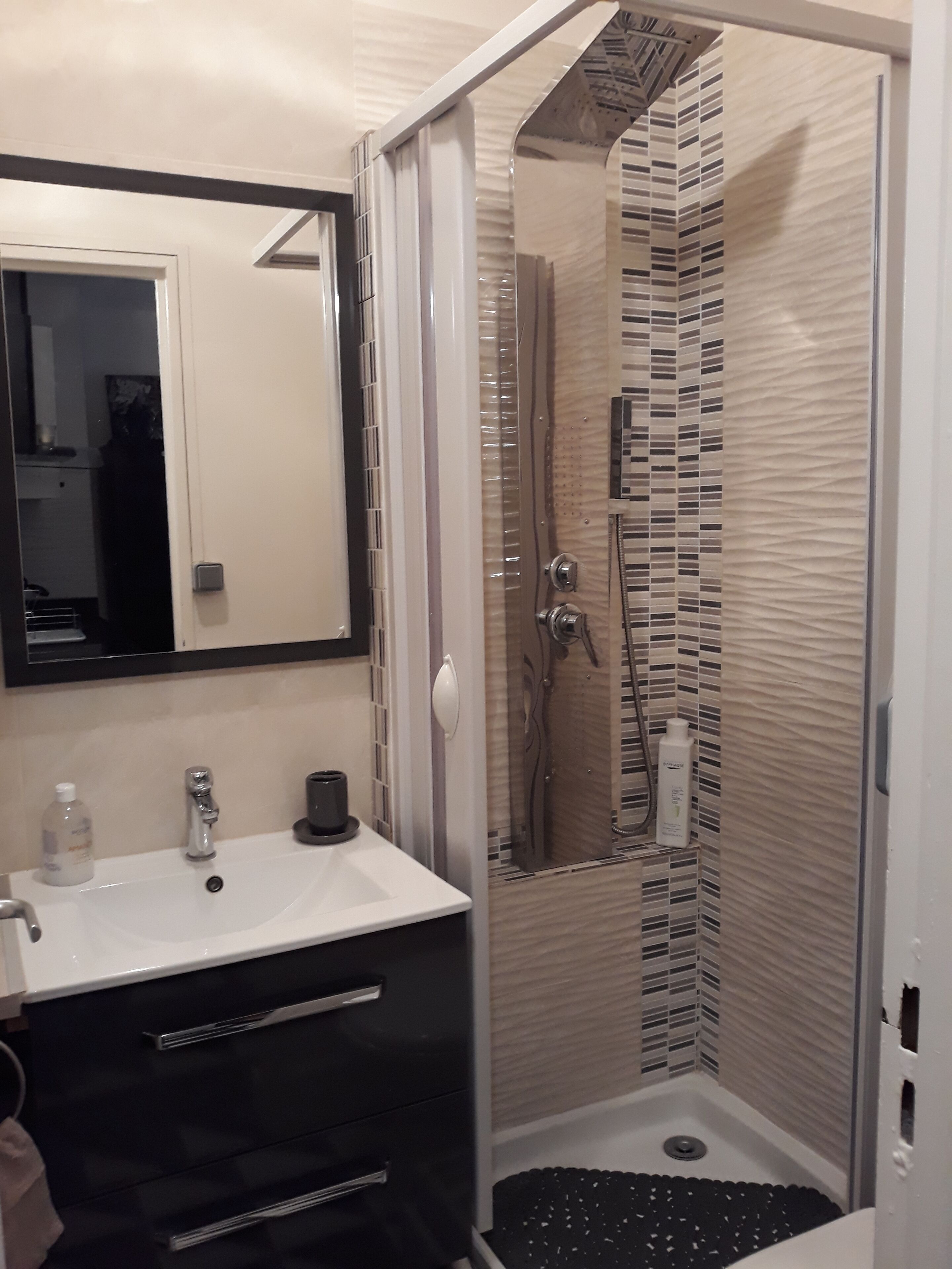 Douche, sèche-cheveux, serviettes fournies, savon