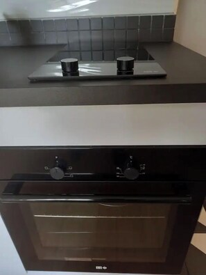 Een koelkast, een microgolfoven, een oven, een kookplaat