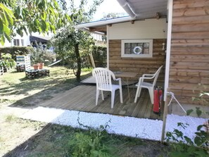 Outdoor dining - Independent equipped cottage in FLEURY LES AUBRAIS 2 adults 2 children (Fleury-les-Aubrais)