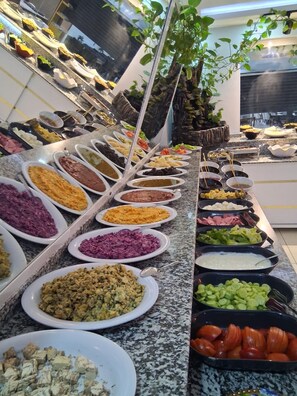 Café da manhã com buffet grátis todos os dias