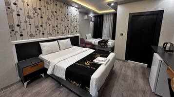 Kamar Double atau Twin | Minibar, didekorasi berbeda-beda, dan meja kerja