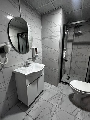 Shower, free toiletries, hair dryer, slippers - Comfort Hotel Van  (Van)