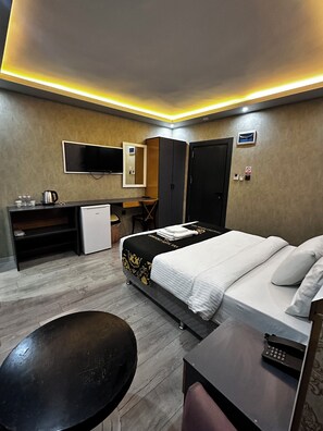 Triple Room | Minibar, individually decorated, desk, laptop workspace - Comfort Hotel Van  (Van)