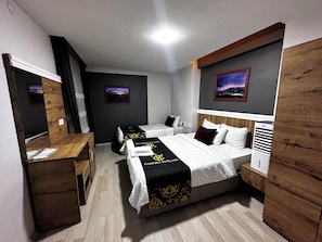 Suite Sénior | Minibar, décoration personnalisée, bureau