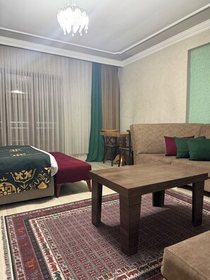 Quadruple Room | Minibar, individually decorated, desk, laptop workspace - Comfort Hotel Van  (Van)