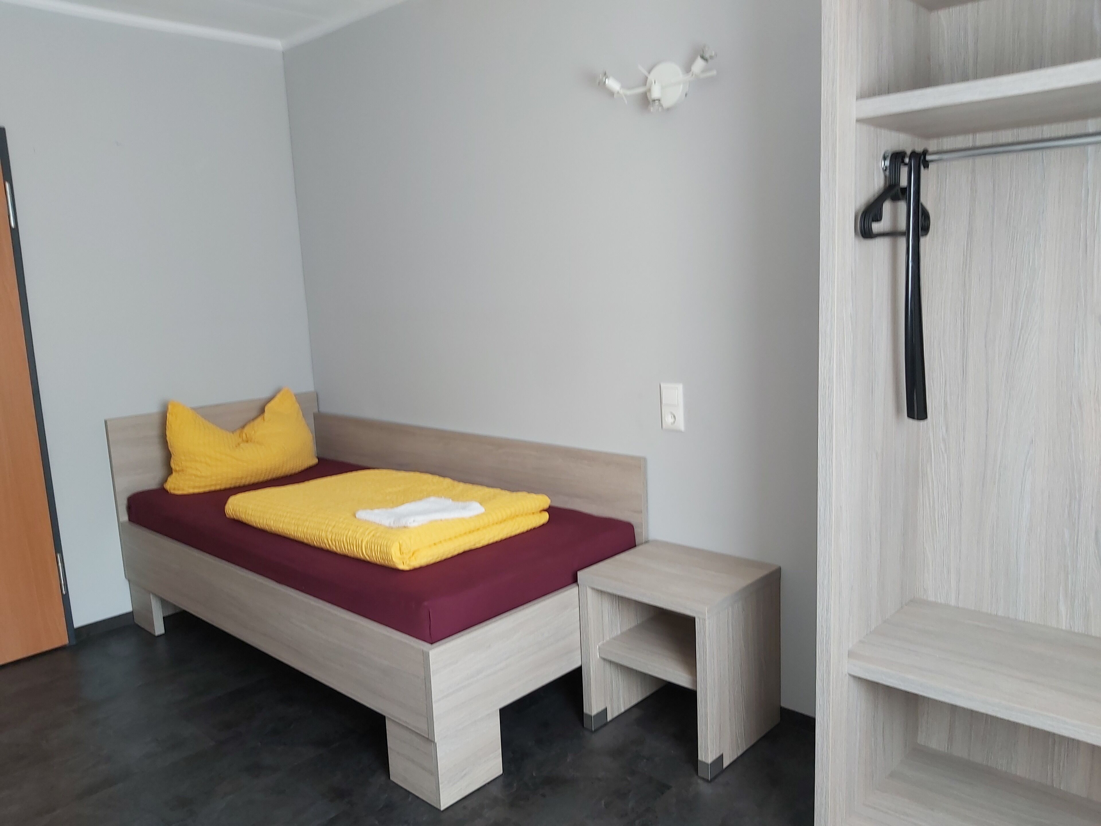 Basic Room | Desk, laptop workspace, free WiFi