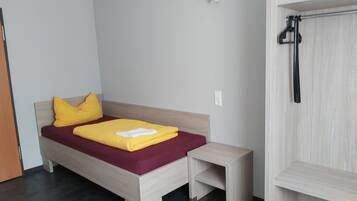 Basic Room | Desk, laptop workspace, free WiFi