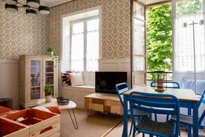 Dining - Apartment next to the metro station and a garden (Basauri)