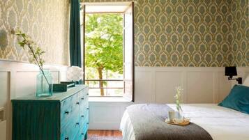 2 habitaciones, tabla de planchar con plancha y cuna de viaje