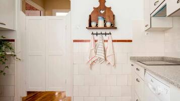 Een koelkast, een microgolfoven, een oven, een vaatwasser