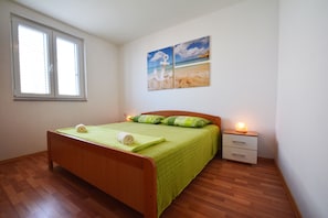 2 bedrooms, iron/ironing board, WiFi