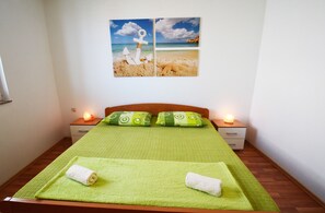 2 bedrooms, iron/ironing board, WiFi