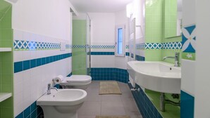 A bathroom with two sinks, a toilet, and a shower. - Apartments Florence - San Lorenzo Market (Florence)