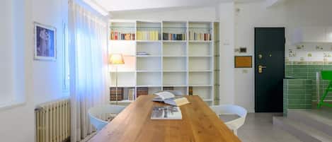 デュープレックス 1 ベッドルーム | ダイニングルーム