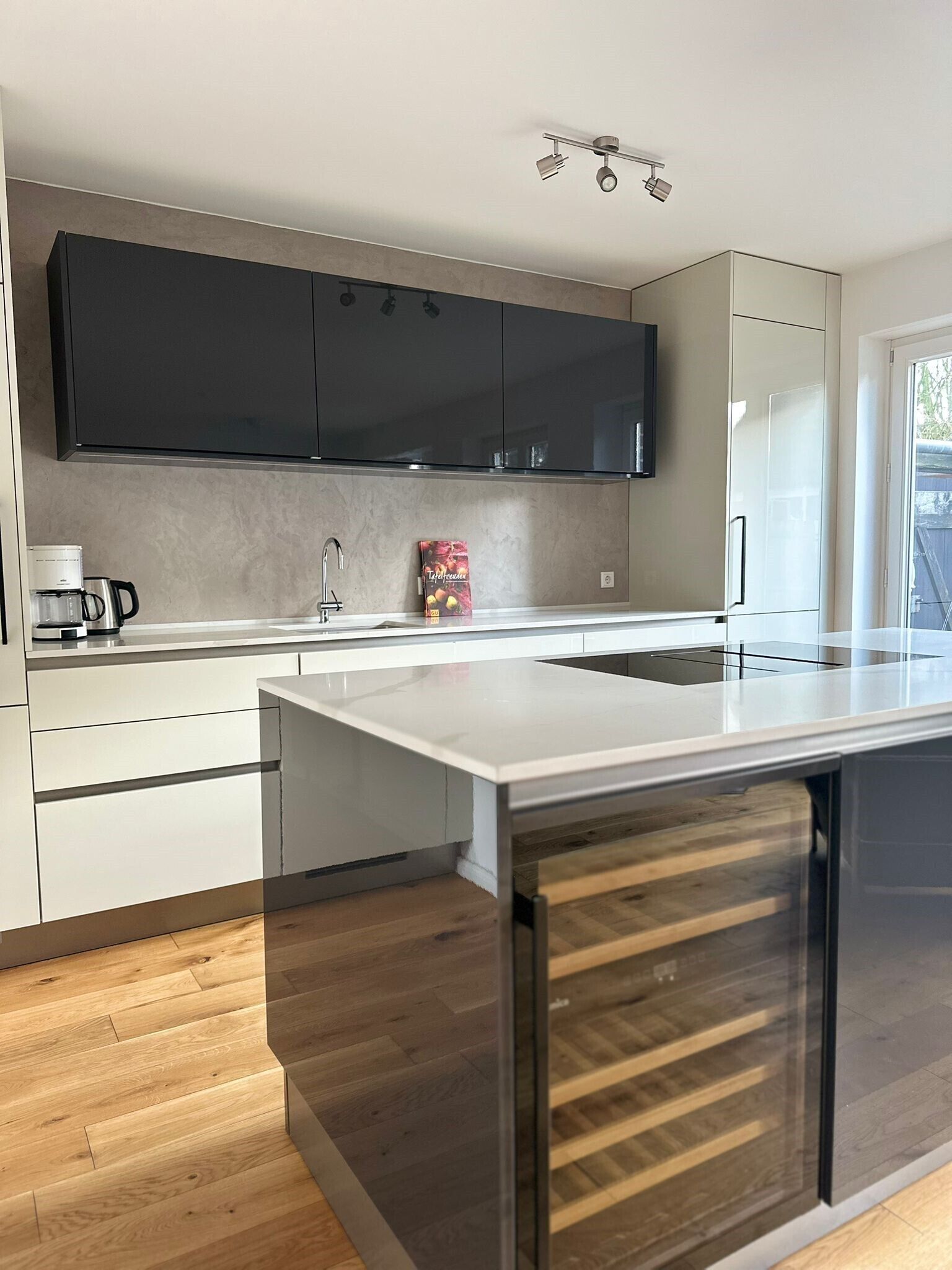 Fridge, stovetop, dishwasher, coffee/tea maker