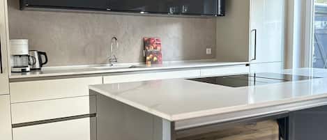 Kjøleskap, kokeplater, oppvaskmaskin og kaffetrakter/tekoker