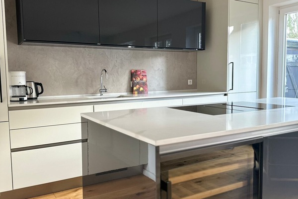 Réfrigérateur, plaque de cuisson, lave-vaisselle, cafetière/bouilloire