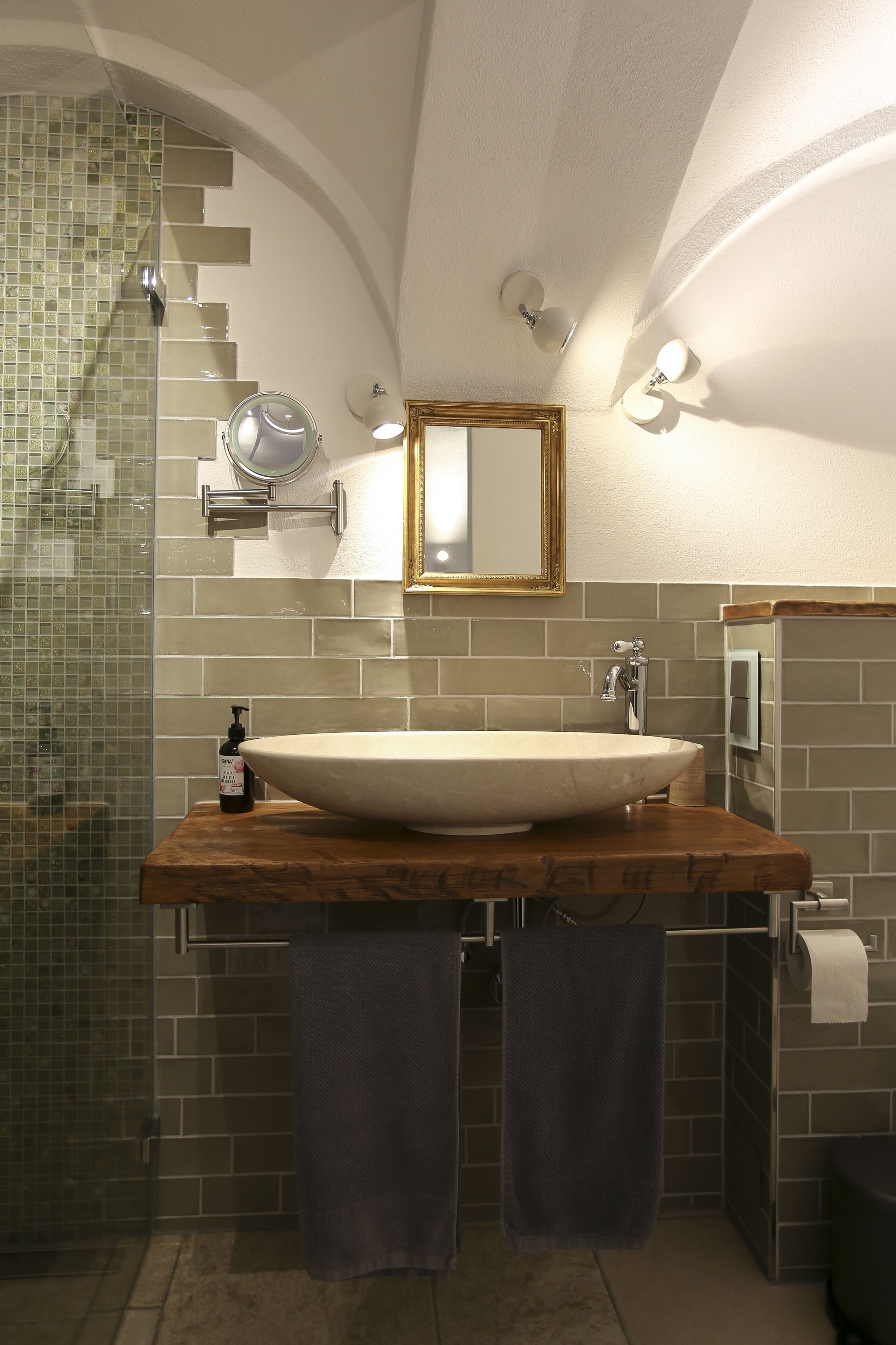 Douche, sèche-cheveux, serviettes fournies, savon
