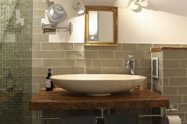 Douche, sĂšche-cheveux, serviettes fournies, savon