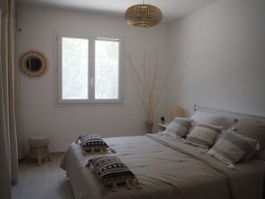 3 habitaciones, tabla de planchar con plancha y cuna de viaje 