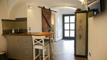 Refrigerador, parrilla de estufa, cafetera y tetera y tetera eléctrica