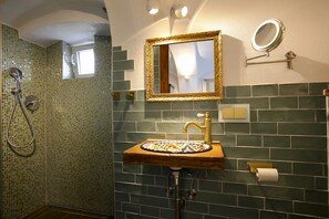 Shower, hair dryer, towels, soap - Living in a listed building, letting after complete refurbishment (Grafengehaig)
