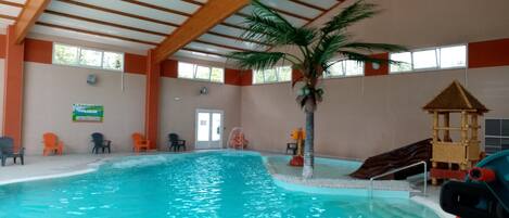 Een binnenzwembad en een buitenzwembad