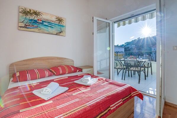 1 chambre, fer et planche à repasser, Wi-Fi gratuit, draps fournis