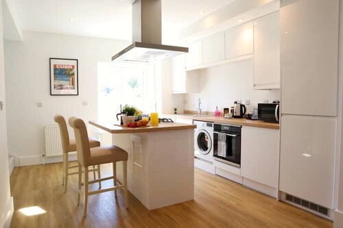 NEW Poole House 5 mins to Sandbanks +Netflix