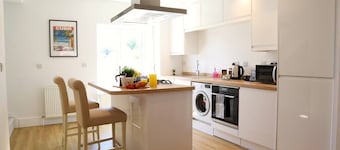 NEW Poole House 5 mins to Sandbanks +Netflix