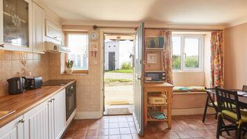 Traditional House | Private kitchen | Fridge, microwave, oven, stovetop