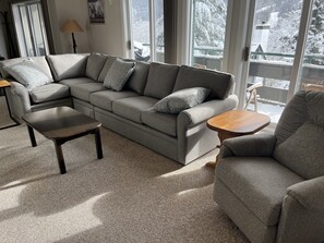 Smart TV, fireplace, DVD player