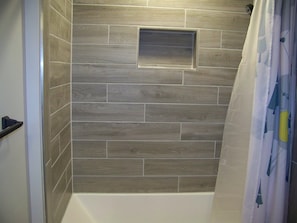 Combined shower/bathtub, hair dryer, towels, soap - 5 bedroom Townhouse: Incredible Views of Loon Mtn. (Lincoln)