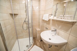 Habitación (Family suite) | Baño | Ducha y toallas