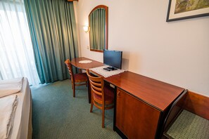 Habitación triple (Triple room with balcony) | Interior