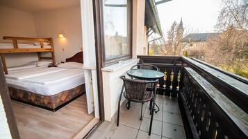 Zimmer (Family room with balcony) | Balkon